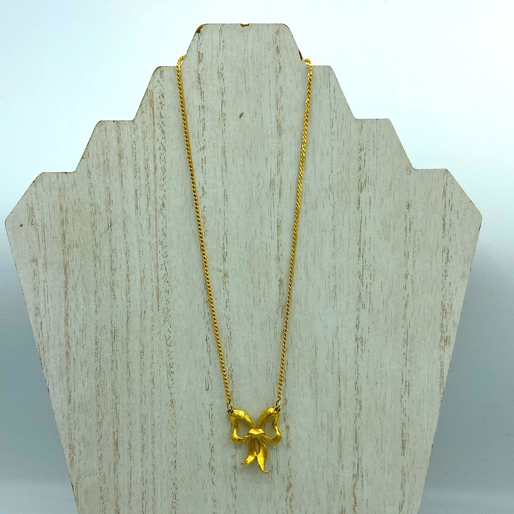 Cute gold bow necklace